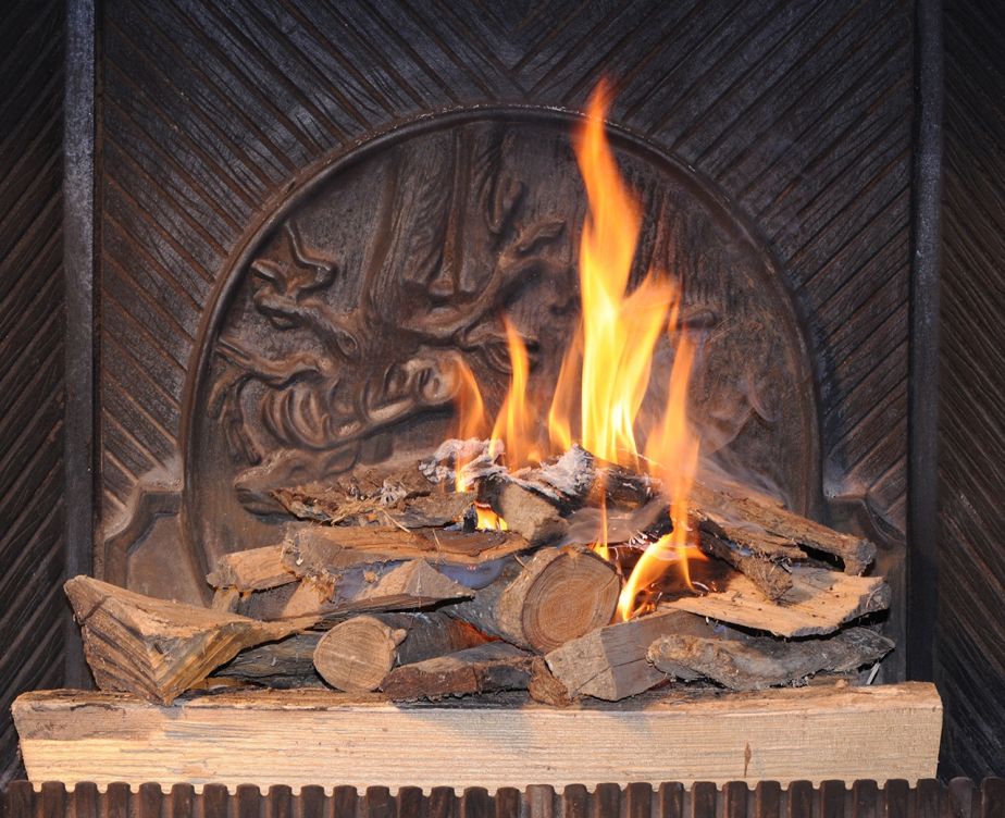 4 avantages d'allumer un feu de bois cet hiver - Le Journal de la Maison